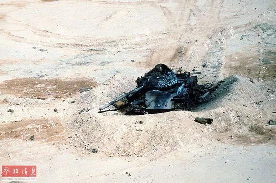 遭多国联军空袭摧毁的伊军坦克