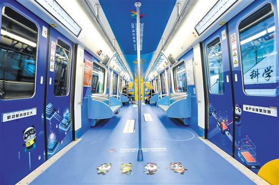 “蓉蓉号”主题地铁列车车厢内的熊猫造型。记者 吕甲 摄