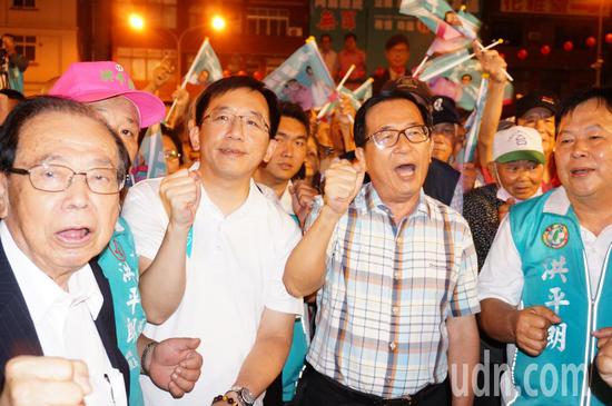 陈水扁（右二）在台下唱“一边一国”（图片来源：台湾《联合报》）