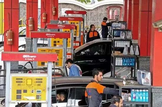 11月5日，在伊朗德黑兰，司机在加油站加油。新华社/法新
