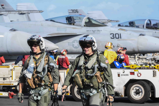 11月份,“杜鲁门”号航母上的美国海军航空兵在地中海