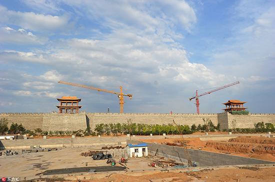 2017年6月14日,工人在小年夜同古城墙楼台复建工程中施工。东方IC 图