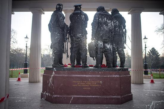 位于伦敦格林公园中的轰炸机指挥部纪念馆被泼漆。（每日邮报）