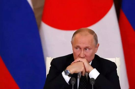 2018年5月26日，在俄罗斯莫斯科，俄总统普京与日本首相安倍晋三（不在画面中）出席联合记者会。新华社/美联