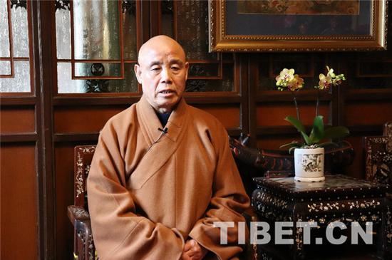 图为演觉法师接受中国西藏网采访.摄影:孔夏