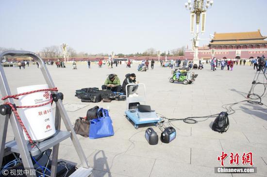 2月28日，北京天安门广场，技术人员加紧调试检测5G网络信号。今年全国两会将在人民大会堂、天安门广场、两会新闻中心首次实现5G网络全覆盖。张居生 摄 图片来源：视觉中国