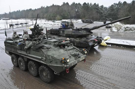 驻德美军“斯特赖克”战车与德国陆军“豹2A6”坦克协同训练。