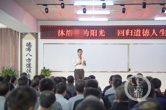 创始人王竑锜在家长培训会上演讲。图片来源：玉琨学校官网