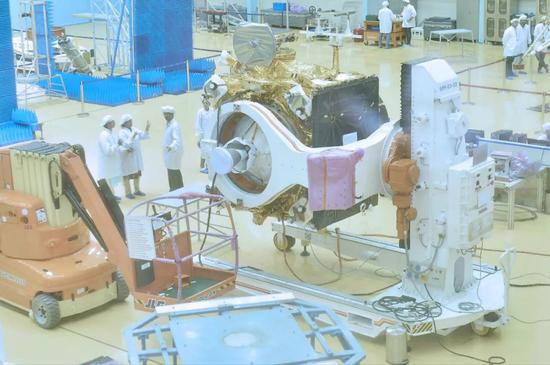 6月12日，在印度班加罗尔，月球探测器“月船2号”的科研人员在工作中。新华社发