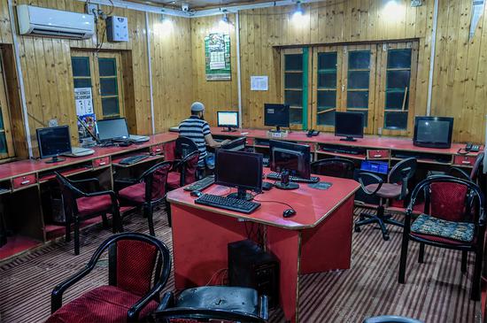 斯利那加的新闻编辑室里，记者无法访问互联网或社交媒体。