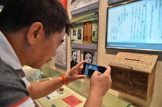 参观公众在民检察史展览陈列室参观拍照。图片来源：最高检供图