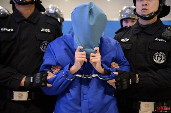 6名电信诈骗嫌疑人被押回国 “剧本”查了一口袋