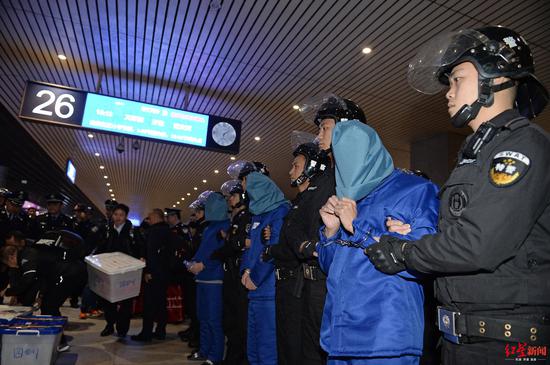 6名电信诈骗嫌疑人被押回国 “剧本”查了一口袋