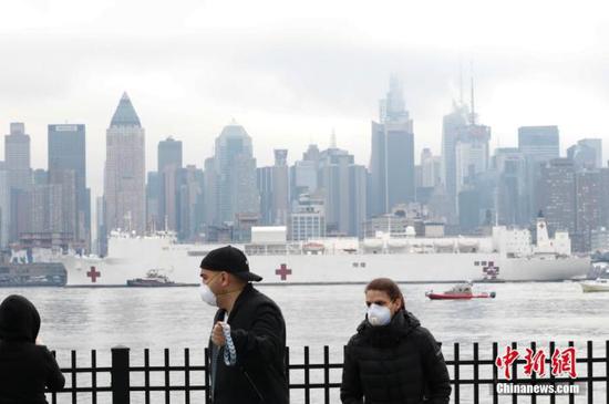 当地时间3月30日,美军医疗舰“安慰号”航行抵达纽约曼哈顿。当日,“安慰号”抵达位于纽约曼哈顿的90号码头。该船有1000张医疗床位,配备50个急救室,12个手术室,将在纽约接收非新冠肺炎患者。中新社记者 廖攀 摄