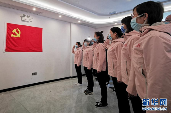  2020年3月4日，在位于湖北省仙桃市的山西省支援湖北抗击疫情前方指挥部，第二批火线入党的新党员进行入党宣誓。新华社发