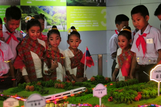 2019年6月1日，在老挝万象，中老友好农冰村小学学生参观中老铁路展示馆。新华社记者 章建华 摄