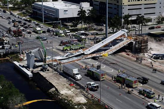 现场：美国佛罗里达州过街天桥倒塌 多车被砸扁