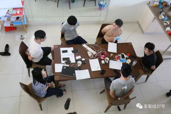 ▲该团伙位于马来西亚的其中一个窝点,成员主要利用手机工作。