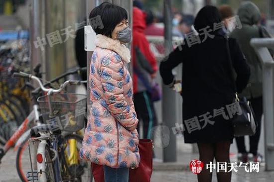 冷空气发力,河南部分地区气温暴跌20℃,市民穿棉衣出行。(图/梁澍)