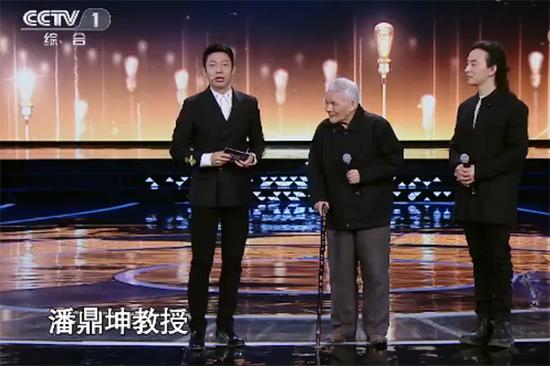 2018年2月17日播出的《经典咏流传》节目中，潘鼎坤讲述自己与诗词的缘分。  央视综合频道 截图