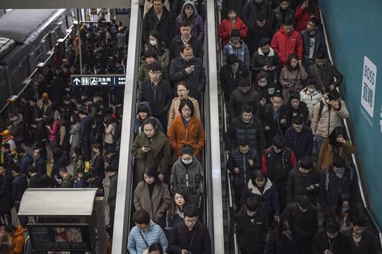 3月21日早,北京西二旗地铁站,上班的人群.