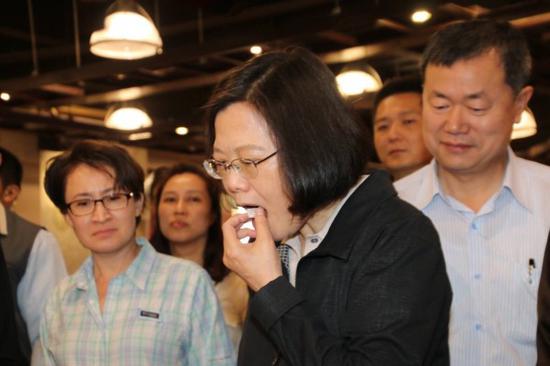 蔡英文与机器人连握2次手后笑着说你红了图