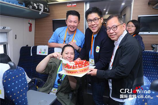 香港青年聯會副秘書長李芳宸在高鐵上度過難忘的生日。