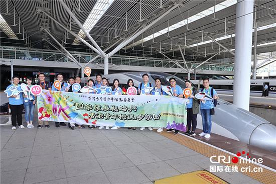 參加“國家發展戰略與香港青年機遇”活動的150余名香港各界青年乘坐高鐵從深圳前往武漢。