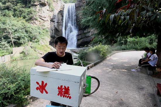 景区雇贫困准大学生卖冰棍攒学费:挣多少奖多少