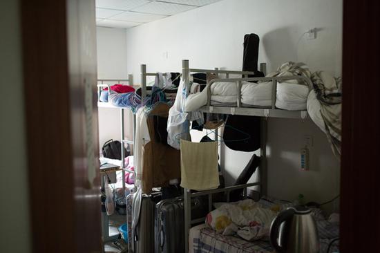 2017年4月5日，北京，北四环附近一处容纳上千人居住的群租房，屋内摆放着上下铺，屋内住着几名男房客。根据每间房容纳的人数，房租在每月600到800元不等。