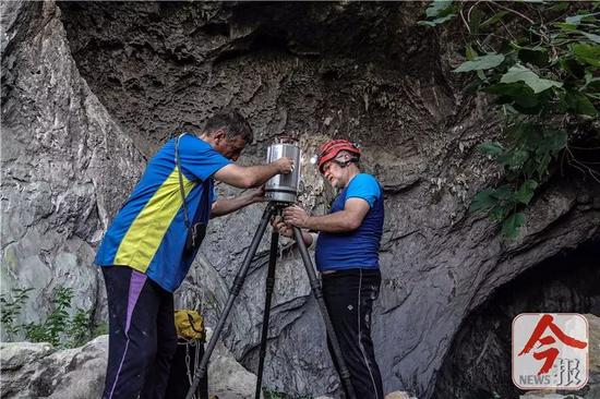 英国探险队员在洞穴进行3D激光扫描，这将为科考和旅游开发提供精准的数据。