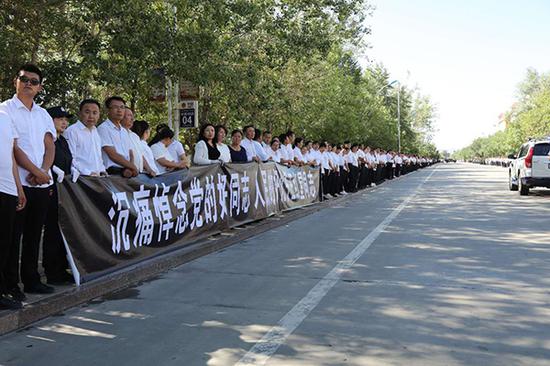 追悼会当日,千余人前往现场为王红星送别。青河县政法委供图