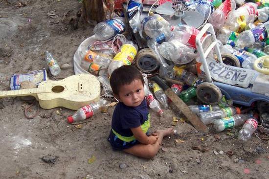 洪都拉斯的贫困儿童。图自外媒