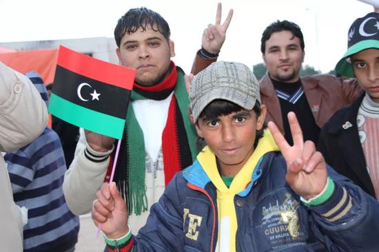 7年前的这些渴望自由的利比亚青少年，如今还好吗？（谷子地佩刀2011年4月摄于班加西）