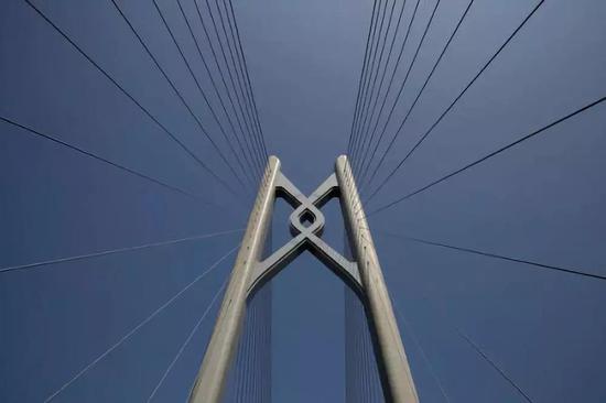 "李乔分析说,中国经济发展的速度非常快,所以基础设施的建设最近几十