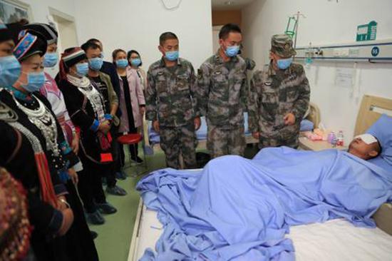 猛硐乡群众探望英雄杜富国