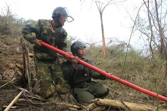 杜富国和战友一起设置扫雷爆破筒