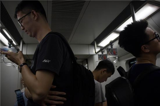 △ 2018年8月28日，地铁十号线，苏佳宇只要稍微一踮脚，头皮就能挨上车厢顶。