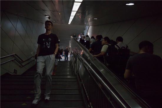 △  2018年8月28日，地铁安贞门站，苏佳宇在人群中吸引路人目光。