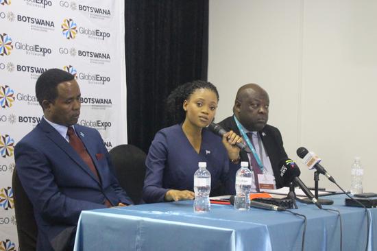 博茨瓦纳外长尤妮蒂 道(中)回答《环球时报》记者提问。邢晓婧摄