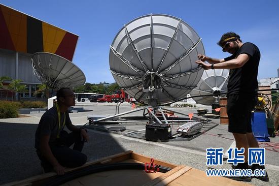 11月13日，工作人员在巴布亚新几内亚首都莫尔兹比港的APEC国际媒体中心安装卫星设备。 新华社记者吕小炜摄