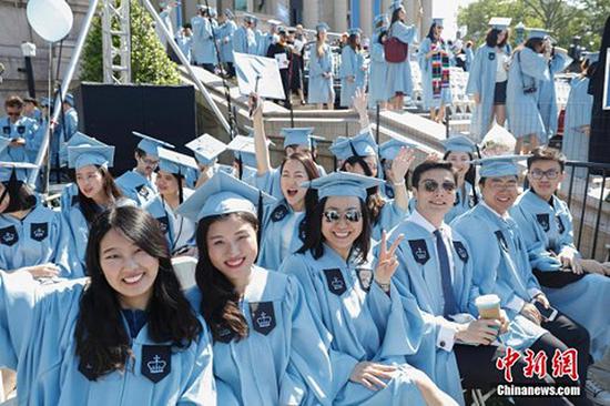当地时间2017年5月17日，哥伦比亚大学毕业典礼上的中国留学生。当日，纽约哥伦比亚大学在校园举行毕业典礼，15000余名学生学成毕业。 中新社记者 廖攀 资料图
