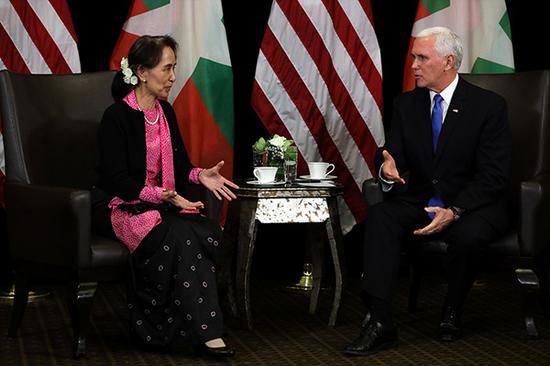 当地时间2018年11月14日，新加坡，缅甸国务资政昂山素季和美国副总统彭斯在新加坡举行双边会谈。视觉中国 图