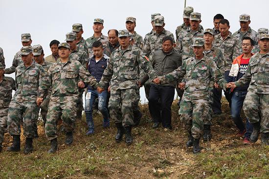 2016年11月，扫雷三队组织文山州富宁县田蓬镇雷场移交仪式现。俦鞘掷侄岳壮〗刑た奔煅。黄巧 摄