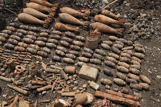南部战区陆军云南扫雷大队官兵搜排出的部分地雷和爆炸物。黄巧 摄