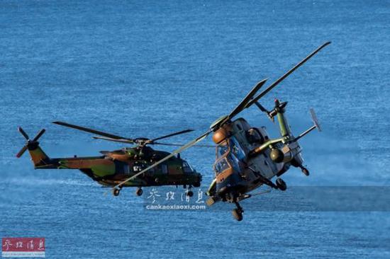 资料图片：此次参演的“虎”式武装直升机（图右）。
