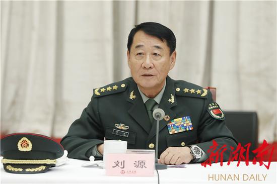 全国人大财经委副主任委员刘源作为刘少奇同志亲属代表在座谈会上发言。