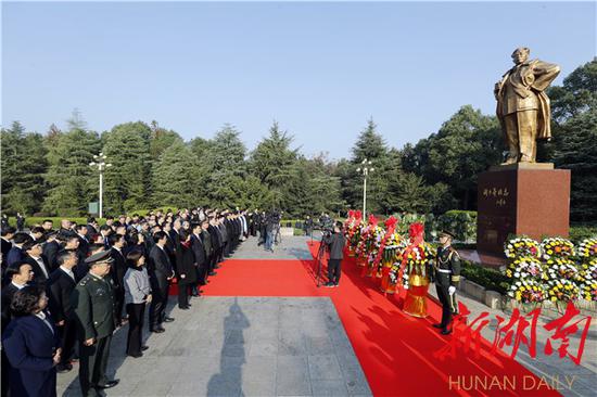 座谈会开始前，全体与会人员前往宁乡市花明楼镇，向刘少奇同志铜像敬献花蓝，并瞻仰刘少奇同志纪念馆。