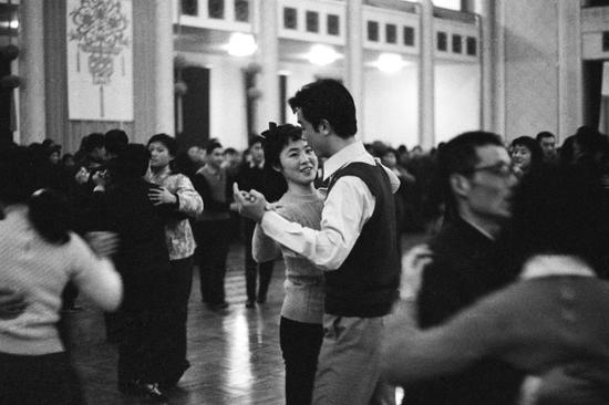 1978年除夕夜，首都群众春节联欢晚会在人民大会堂举行，被禁多年的交谊舞又出现在中国。摄影|李晓斌