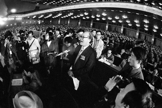 [民主进程]1988年3月28日，人民代表黄顺兴在七届全国人大发表反对意见，这是全国人民代表大会第一次公开出现不同的声音。摄影|贺延光